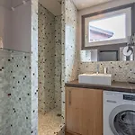 Appartement 3 Pieces En Plein Centre De Avec Terrasse, 2 Et Toutes Commodites - Fr-1-453-268 *